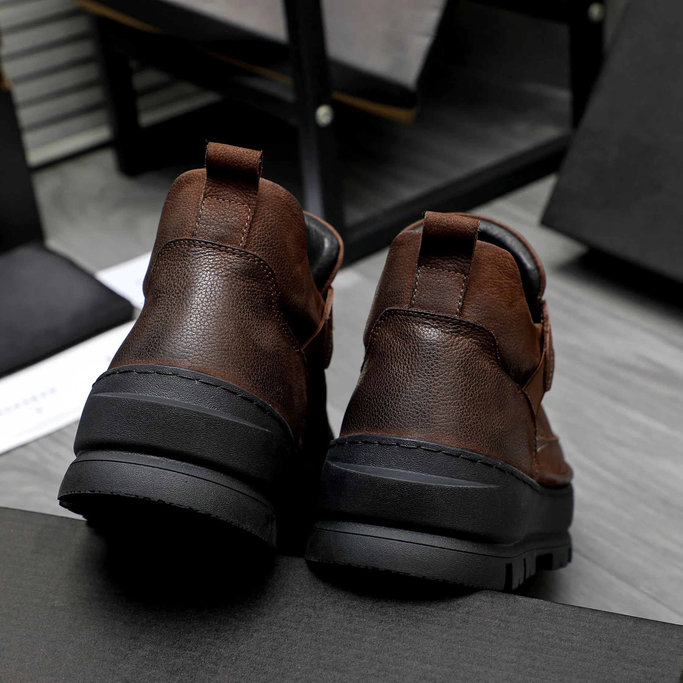P620 Product trademark: "UGG" Gaobang men's shoes Regular size: 39-44 Product materials: Selected first-layer cowhide upper, wool lining, original outsole